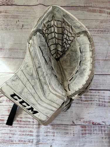 White Senior CCM Revolution 599 Goalie Glove Regular (Used)