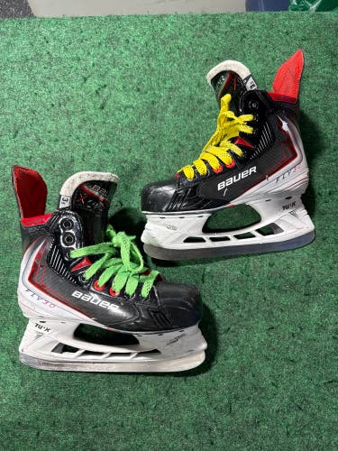 Junior Bauer Vapor Fly30 Hockey Skates (Regular) Size 3.5 (Used)