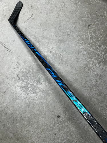70 Flex P28M Senior Bauer Pulse Right Hand Hockey Stick (Used) Pro Stock