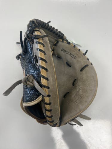 Wilson A2000 RH Catcher's Baseball Glove 33" (Used)