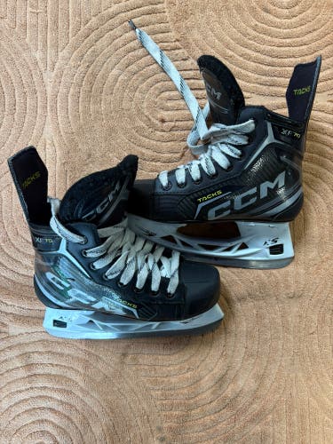 Junior CCM Tacks XF 70 Hockey Skates Regular Width Size 2 (Used)