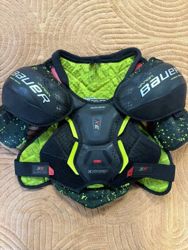 Medium Junior Bauer Vapor 3X Shoulder Pads (Used)