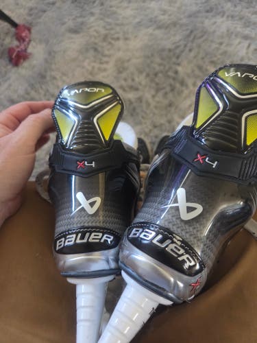 Black/Yellow 2023 Bauer Vapor 4 Hockey Skates Extra Wide Width Size 3.5 (Used)