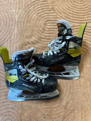 Junior Bauer Supreme 3S Hockey Skates Regular Width Size 2 (Used)