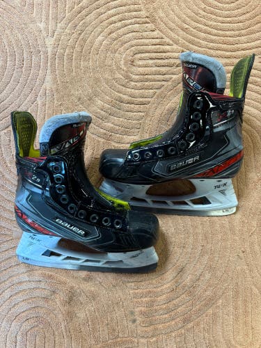 Junior Bauer Vapor X2.9 Hockey Skates Regular Width Size 2.5 (Used)