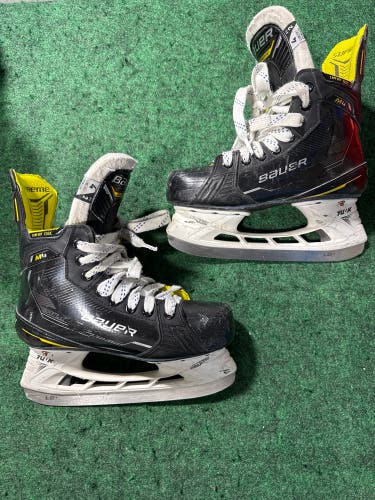 Intermediate Bauer Supreme M4 Hockey Skates (Fit 2) Size 4 (Used)