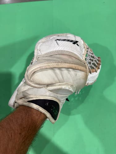 White Youth CCM Yflex Goalie Gloves & Blockers Regular (Used)