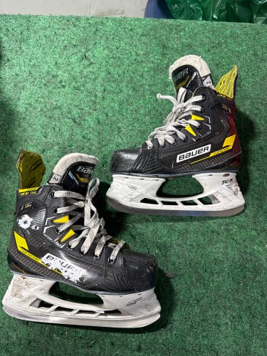 Junior Bauer Supreme M4 Hockey Skates (Regular) Size 2 (Used)