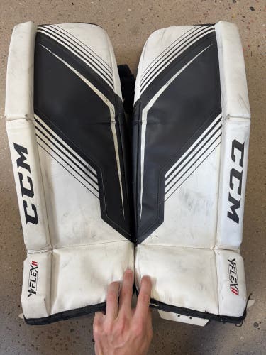 26" Youth CCM YTFlex 2 Goalie Leg Pads (Used)