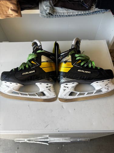Bauer Hockey Skates Extra Wide Width Size 3.5 (Used)