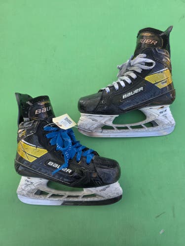 Intermediate Bauer Supreme Ultrasonic Hockey Skates Size 4 Fit 2