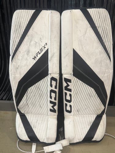 CCM YTFlex 3 Youth Goalie Leg Pads 26” - White / Black (used)