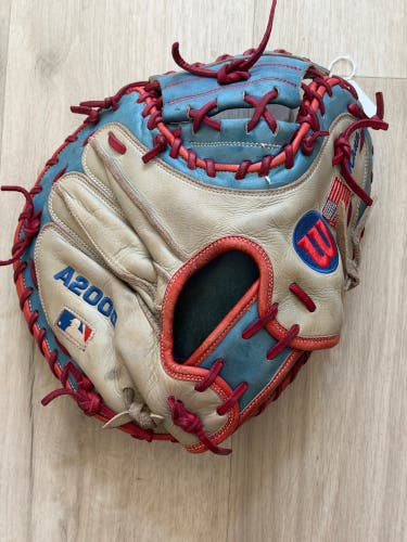 Wilson A2000 RH Throw Catcher's Baseball Mitt 32.5" (Used)