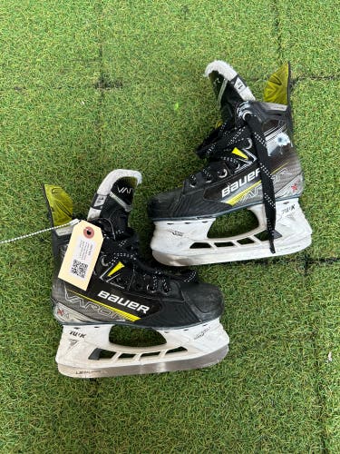 Junior Bauer Vapor X4 Hockey Skates Regular Width Size 1.5 (Used)