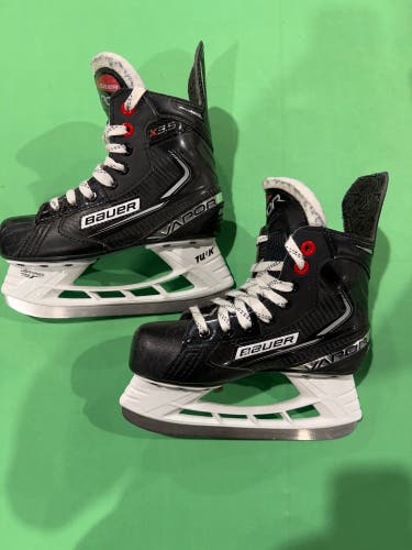Junior Bauer Vapor X3.5 Hockey Skates Regular Width Size 1.5 (Used)