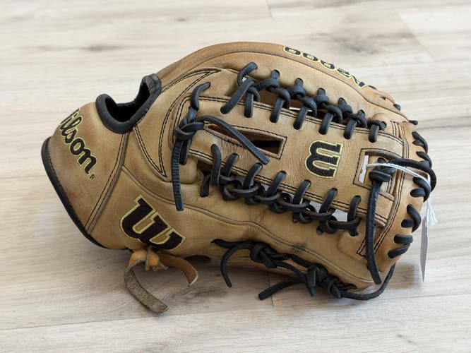 Wilson A2000 A12 RH Throw Pitcher/Infield Baseball Glove 12" (Used)