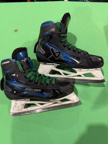 Intermediate Bauer GSX Hockey Goalie Skates Regular Width Size 4 (Used)