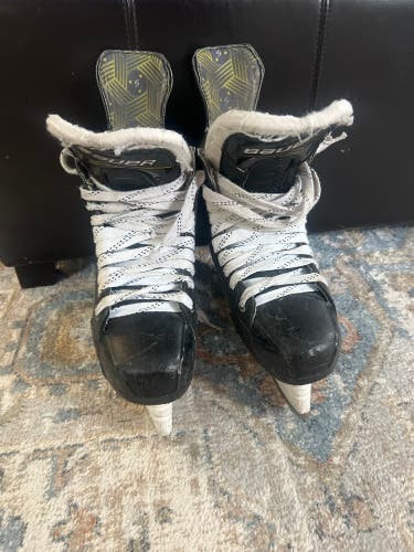 2024 Bauer Supreme M40 Hockey Skates 9.5 (Used)