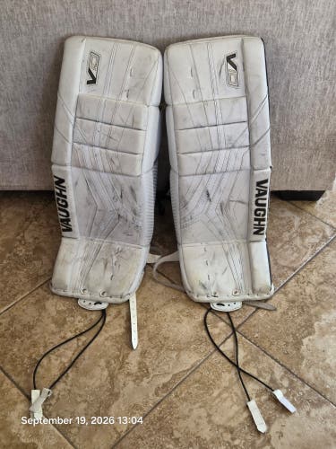 28" 2022 Vaughn Velocity V10 Goalie Leg Pads (Used)