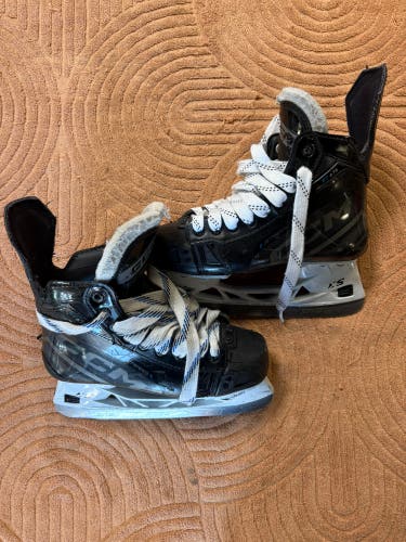 Intermediate CCM JetSpeed FT675 Hockey Skates Regular Width Size 5 (Used)
