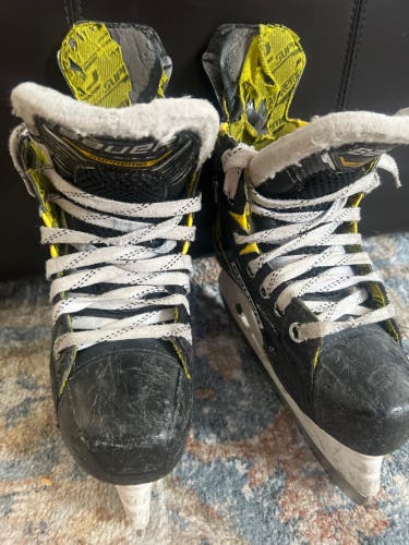 Black/Yellow 2022 Bauer Supreme M4 Hockey Skates Size 3 (Used)