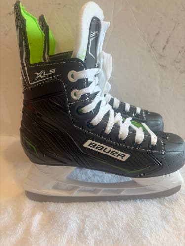 Black Bauer XLS Hockey Skates Regular Width Size 2 (Used)