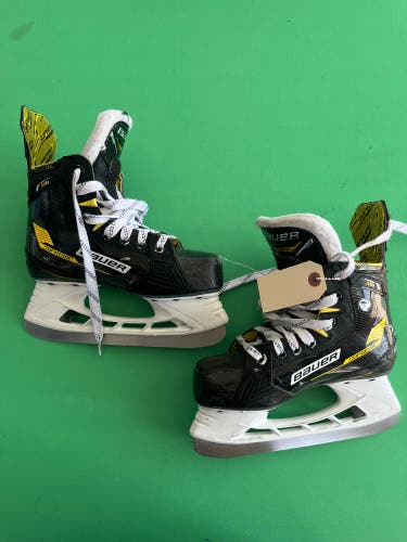 Junior Bauer Supreme M4 Hockey Skates Size 3 (Used)
