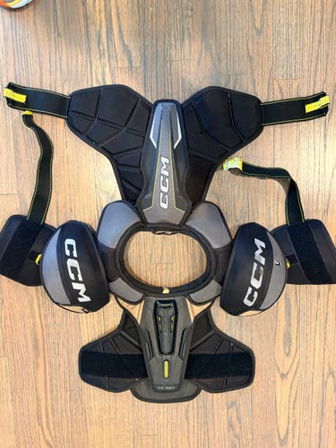 Men's Small Senior CCM AS580 Shoulder Pads (Used)