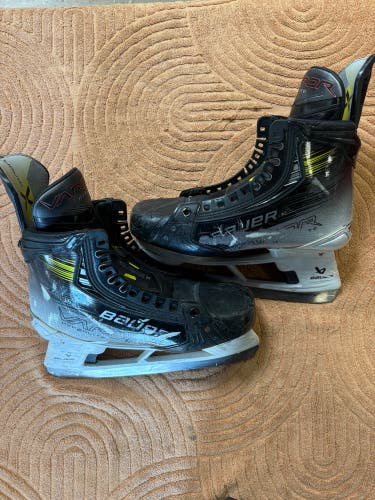 Senior Bauer Vapor Hyperlite 2 Hockey Skates 8.5 (Used)