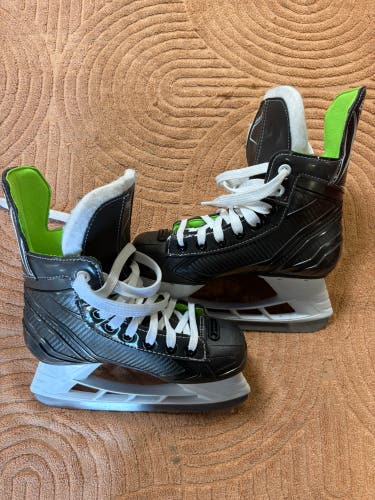 Junior Bauer XLP Hockey Skates Regular Width Size 2 (Used)
