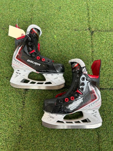 Junior Bauer Vapor Fly30 Hockey Skates Regular Width Size 1.5 (Used)