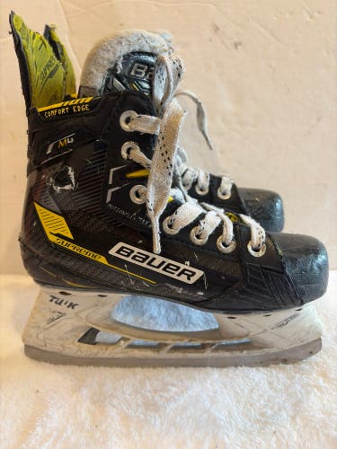 Black Bauer Supreme M4 Hockey Skates Regular Width Size 2 (Used)