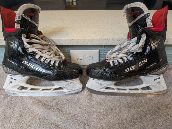 Black/Gray Bauer Vapor X4 Hockey Skates 6.5 (Used)