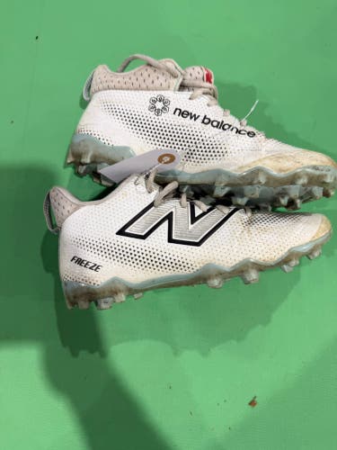 Men's 5.5Y (Big Kids / Youth) Youth New Balance Freeze Low Top Footwear Molded Cleats (Used)