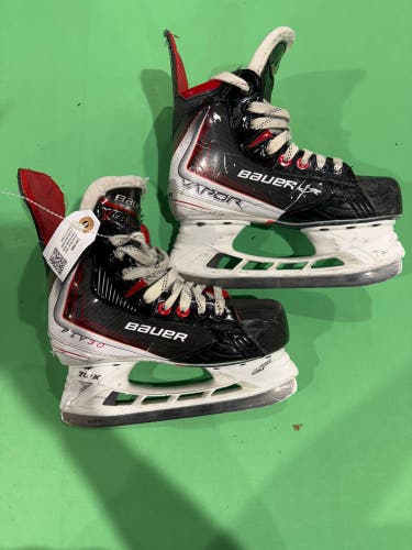 Junior Bauer Vapor Fly30 Hockey Skates Extra Wide Width Size 3.5 (Used)