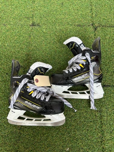 Youth Bauer Supreme M40 Hockey Skates Regular Width 12 (Used)