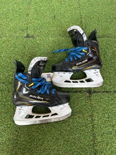Junior Bauer Supreme M5 Pro Hockey Skates Regular Width Size 1.5 (Used)