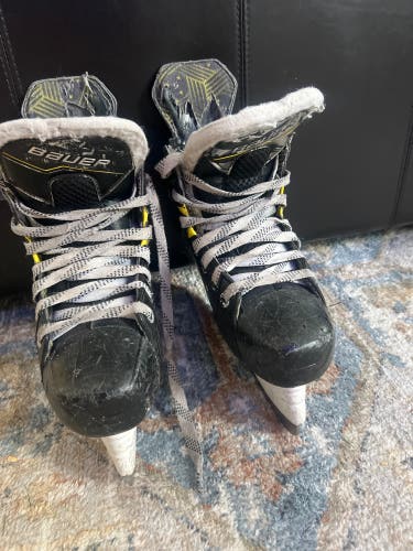 2024 Bauer Supreme M40 Hockey Skates Size 3.5 (Used)