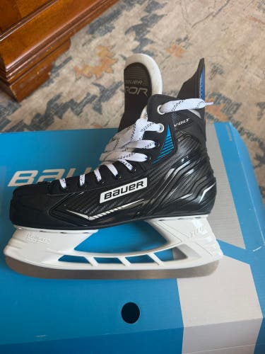 Black Bauer Vapor VOLT Hockey Skates Regular Width 7 (New)