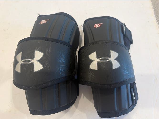 Medium Youth Under Armour 2T2 Arm Pads (Used)