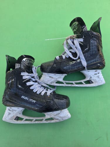 Intermediate Bauer Supreme Mach Hockey Skates Size 4.5