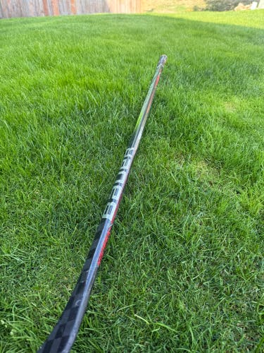 Junior Bauer Vapor Hyperlite 2 Right Handed Hockey Stick P28 30 Flex (Used)