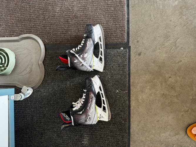 2021 Bauer Vapor Hyperlite Hockey Skates Extra Wide Width 7.5 (Used)