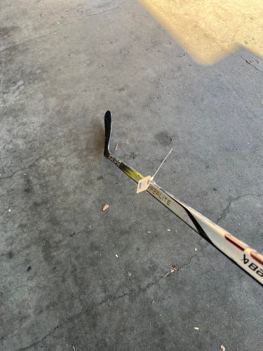 Intermediate Bauer Vapor Hyperlite 2 Hockey Stick Right Handed 65 Flex (Used)