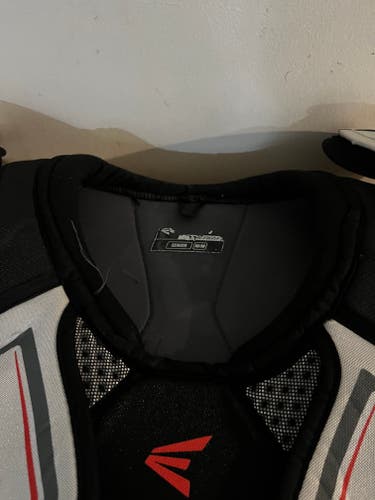 Medium Senior Easton Synergy 40 Shoulder Pads (Used)