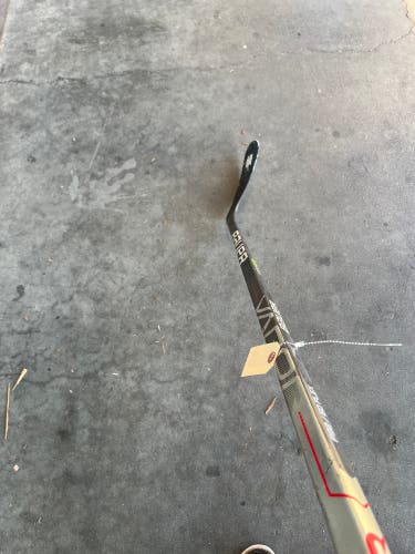 Intermediate Bauer Vapor Hyperlite Hockey Stick Right Handed 50 Flex (Used)