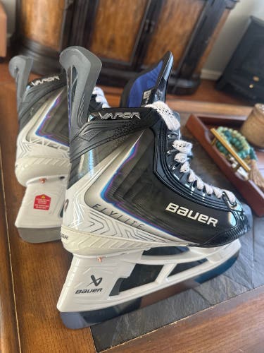 2025 Bauer Vapor Flylite Hockey Skates 9 Fit 3 (like new/mint condition). Fly-Ti STEEL INCLUDED.