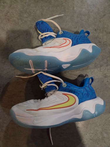 Kid's 5Y (Big Kids / Youth) Nike Shoes (Used)