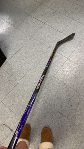 Purple Junior Bauer Vapor Flylite Right Handed Hockey Stick P28 50 Flex (New)