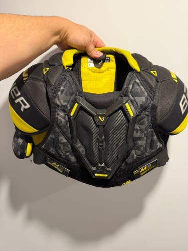 Men's Medium Junior Bauer Supreme M3 Shoulder Pads (Used)